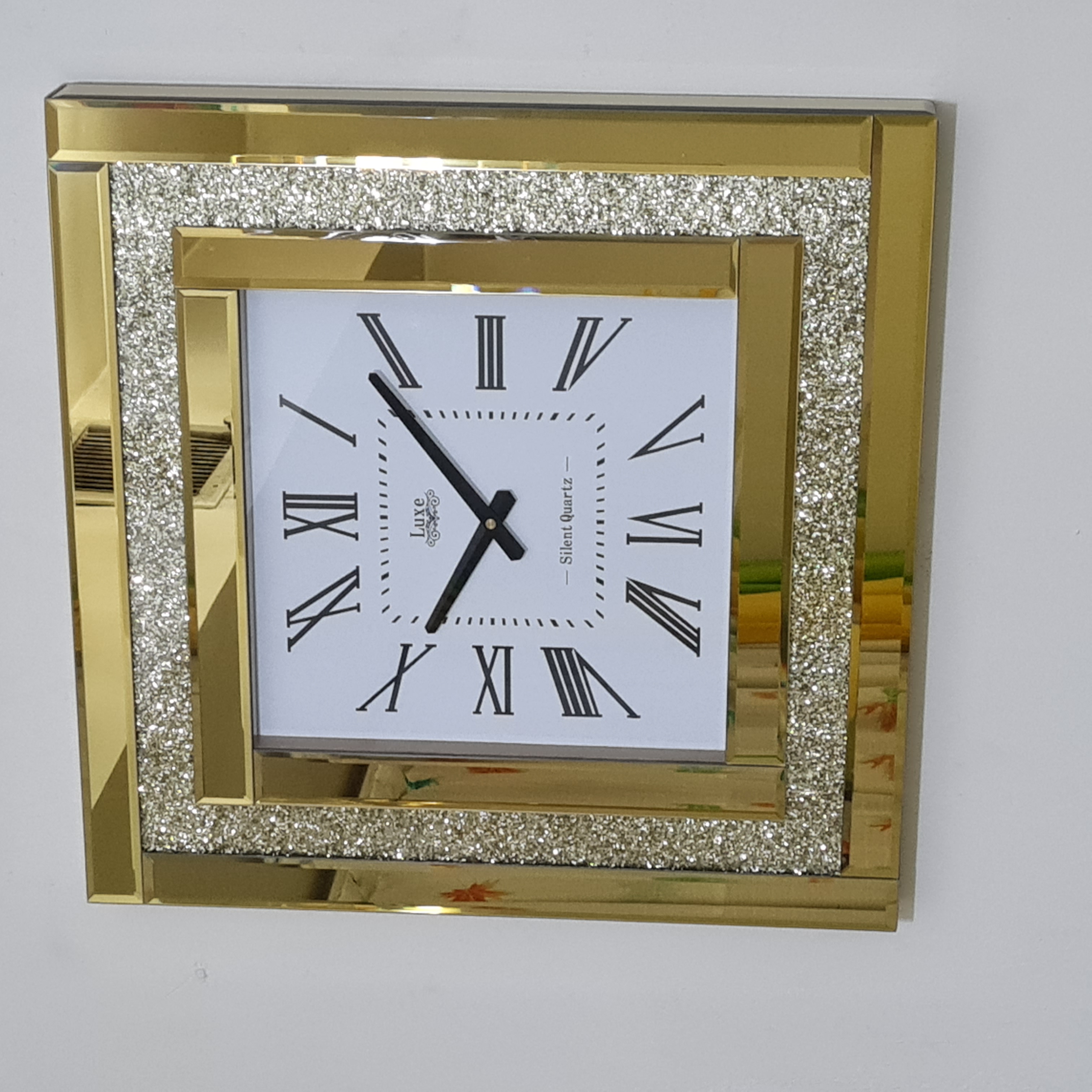 ساعت دیواری آینه ای نگین دار مربع مدل پینار لوکس بسیار زیبا و جذاب در دو رنگ مختلف برنز و نقره ای قطر 60 سانت
