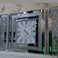 ساعت دیواری سه تیکه آینه ای نگین دار مربع مدل لوکس بسیار زیبا و جذاب در سه رنگ مختلف نقره ای و برنز قطر 60 سانت